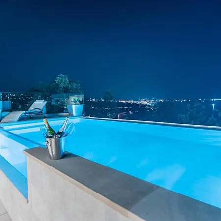 Villa The Boat With Rooftop Pool