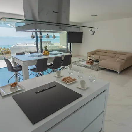 The Boat With Rooftop Pool * Matulji