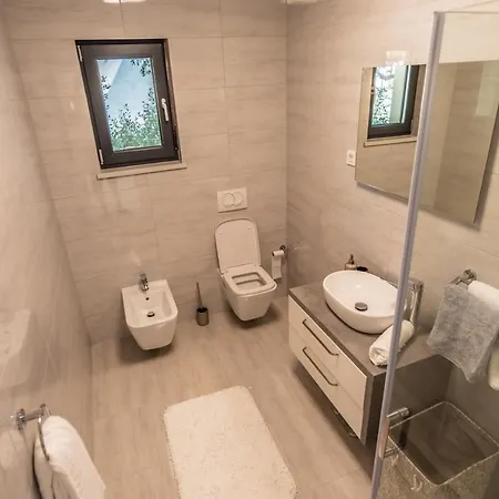 The Boat With Rooftop Pool Villa *