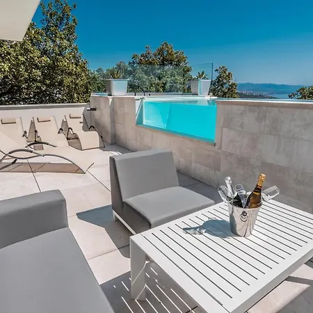 Villa The Boat With Rooftop Pool *