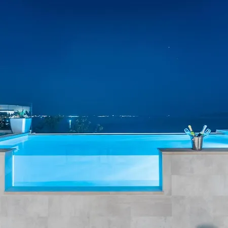 Villa The Boat With Rooftop Pool *