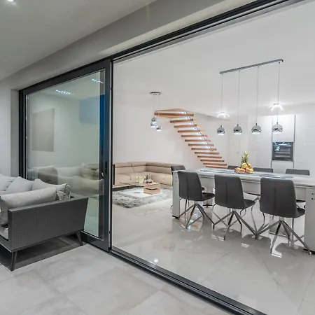 The Boat With Rooftop Pool Matulji