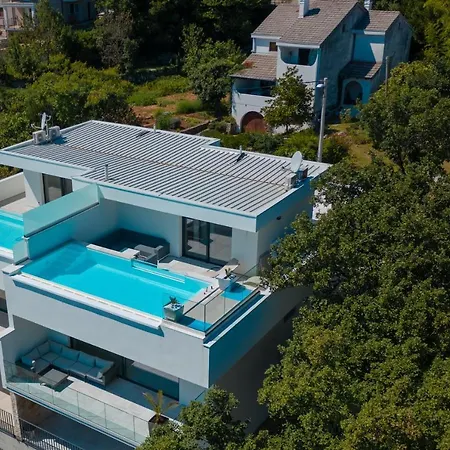 The Boat With Rooftop Pool