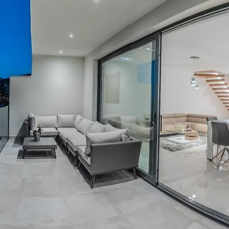 The Boat With Rooftop Pool Villa *