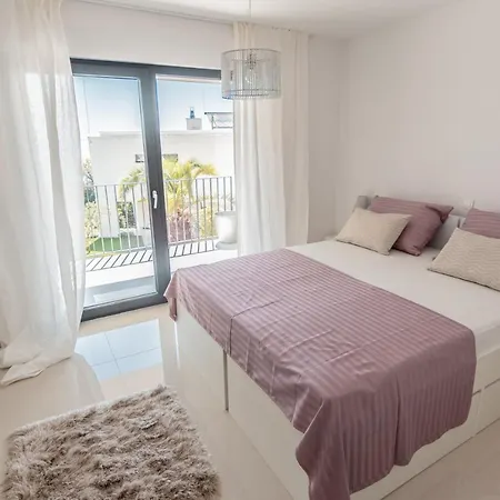 Villa The Boat With Rooftop Pool