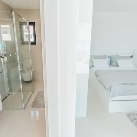 Villa The Boat With Rooftop Pool