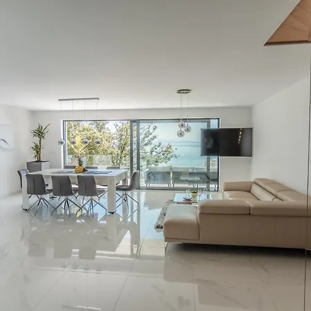 The Boat With Rooftop Pool Villa *