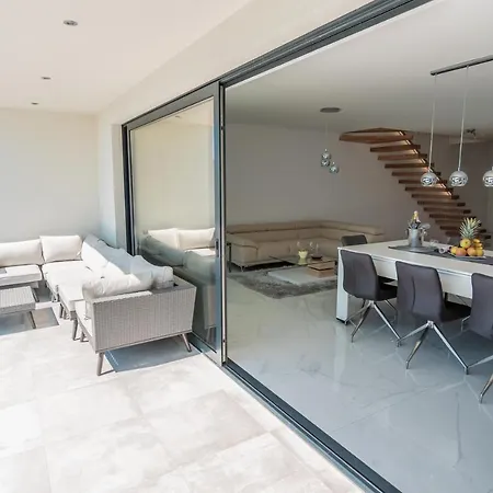 Villa The Boat With Rooftop Pool *