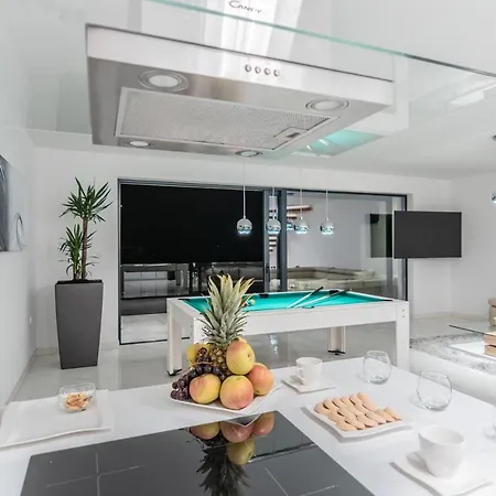 The Boat With Rooftop Pool Villa *