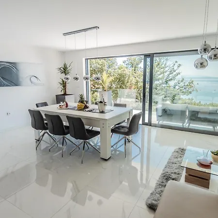 The Boat With Rooftop Pool