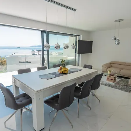 The Boat With Rooftop Pool