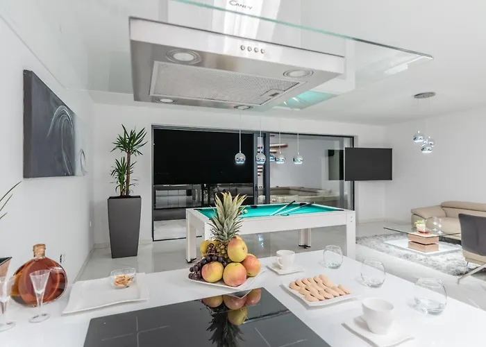 The Boat With Rooftop Pool Villa *