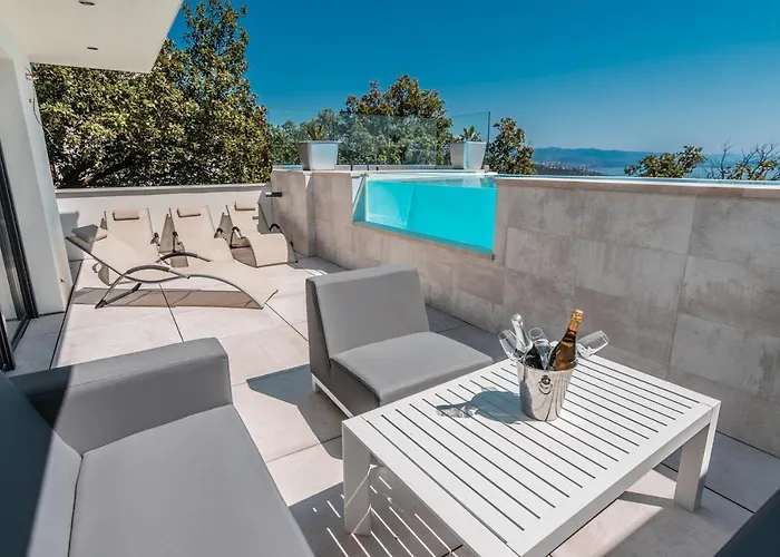 Villa The Boat With Rooftop Pool *