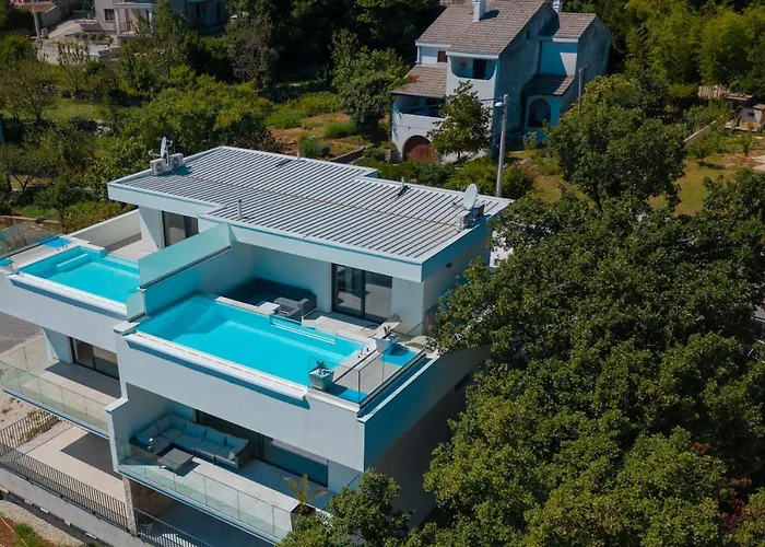 The Boat With Rooftop Pool