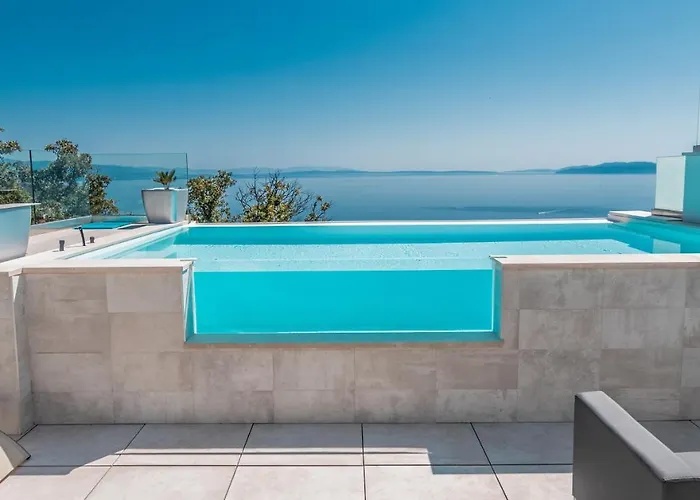 The Boat With Rooftop Pool *