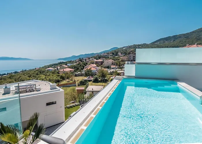 The Boat With Rooftop Pool